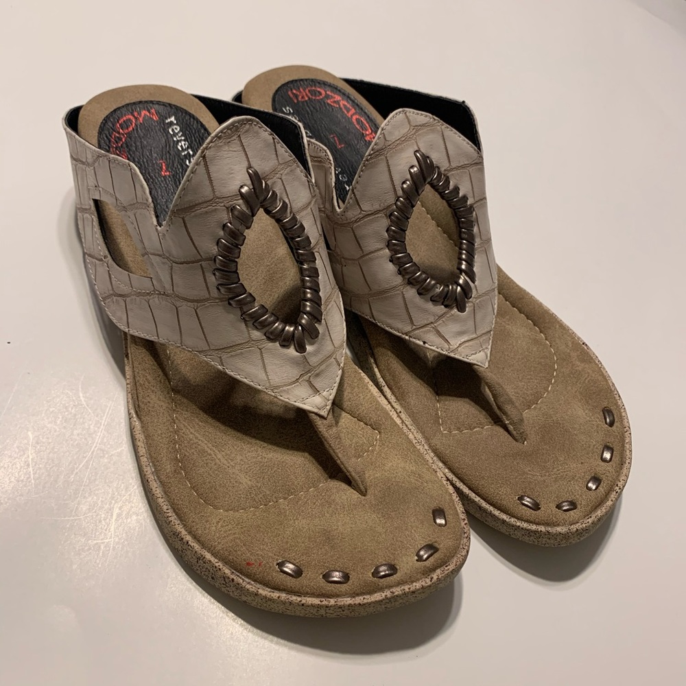 Reversible Modzori sandals size 7